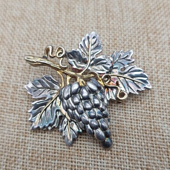 Vintage Bunch of Grapes on Vine Leaves Two Tone Brooch Signed MJ 2" X 2" - Picture 3 of 6